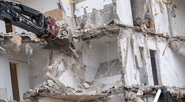 Ein Bagger eines Abbruchunternehmens reißt ein Haus ab. / Foto: Stefan Sauer/dpa/ZB/Symbolbild