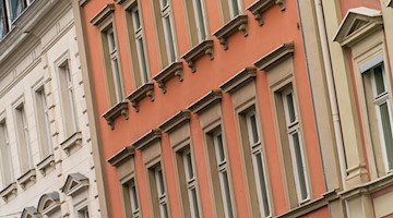 Blick auf die Fassaden von Wohnhäusern. / Foto: Nicolas Armer/dpa/Symbolbild