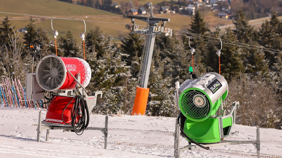 Zwei Schneekanonen stehen an der Fichtelberg Schwebebahn auf der Skipiste. / Foto: Jan Woitas/dpa-Zentralbild/dpa/Archivbild