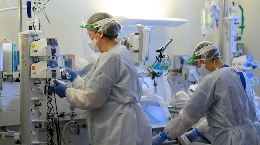 Intensivpflegerinnen versorgen auf einer Covid-19-Intensivstation Patienten. / Foto: Robert Michael/dpa-Zentralbild/dpa/Archivbild