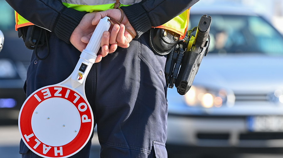 Ein Polizeibeamter hält eine Winkerkelle in den Händen. / Foto: Patrick Pleul/dpa-Zentralbild/ZB/Symbolbild