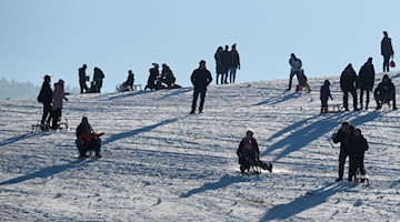 Wintersportler und Spaziergänger auf dem Fichtelberg. / Foto: Sebastian Willnow/dpa-Zentralbild/dpa