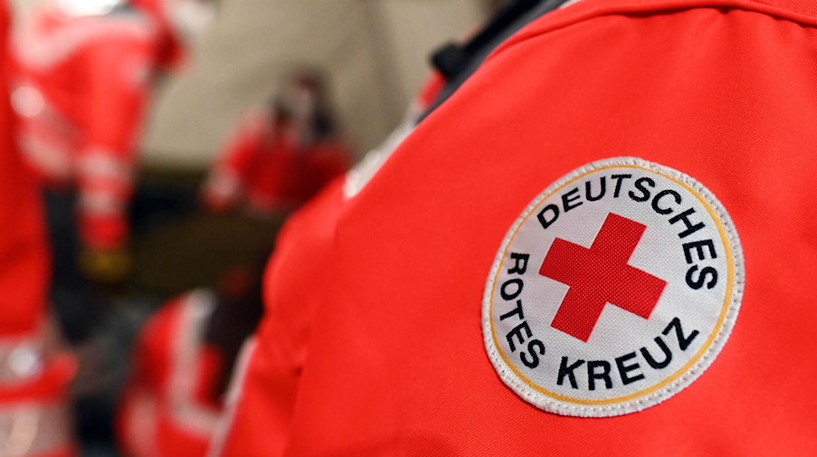 Ein Logo des Deutschen Roten Kreuz (DRK) ist auf einer Jacke angebracht. / Foto: Uli Deck/dpa/Symbolbild