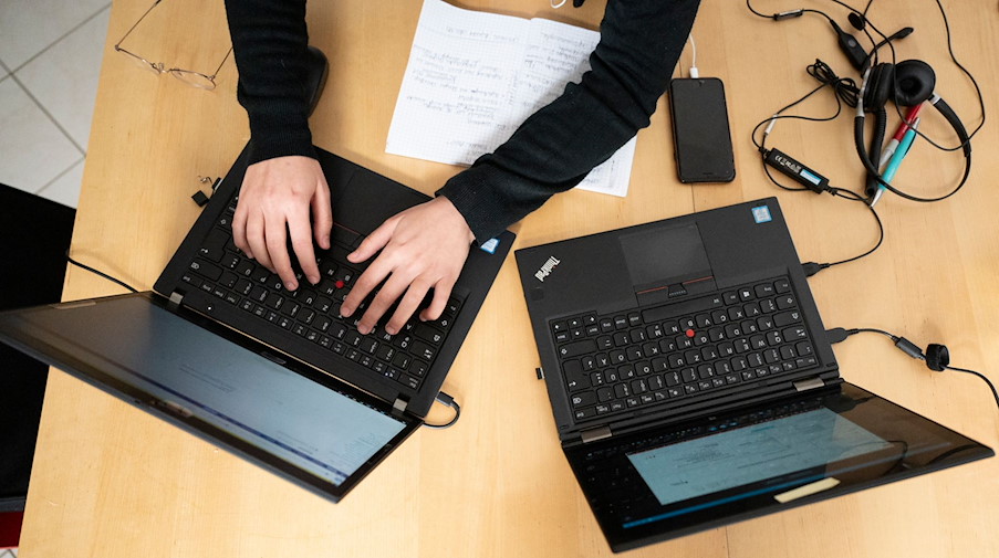 Eine Frau arbeitet an ihren Laptops. / Foto: Lisa Ducret/dpa/Symbolbild