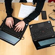 Eine Frau arbeitet an ihren Laptops. / Foto: Lisa Ducret/dpa/Symbolbild