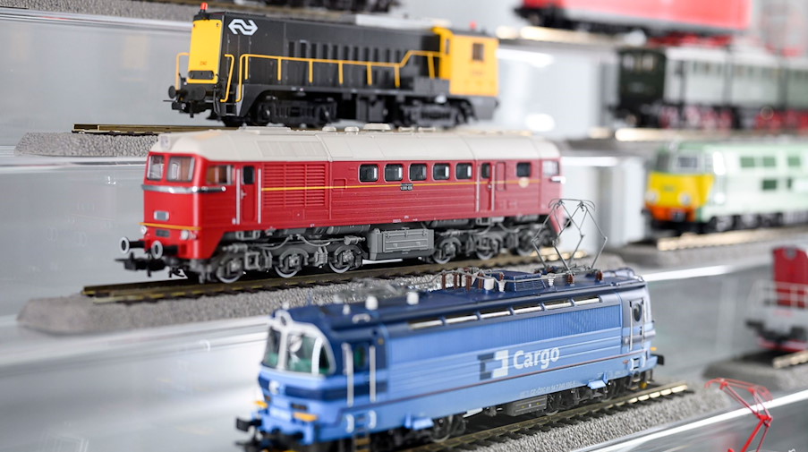 Verschiedene Eisenbahn-Modelle der Firma Piko stehen am Rande einer Pressekonferenz in einer Vitrine. / Foto: Daniel Vogl/dpa