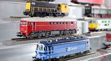 Verschiedene Eisenbahn-Modelle der Firma Piko stehen am Rande einer Pressekonferenz in einer Vitrine. / Foto: Daniel Vogl/dpa