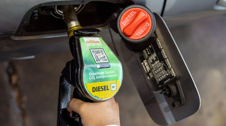 Ein Autofahrer betankt ein Auto mit dem Kraftstoff Diesel. / Foto: Carsten Koall/dpa/Symbolbild