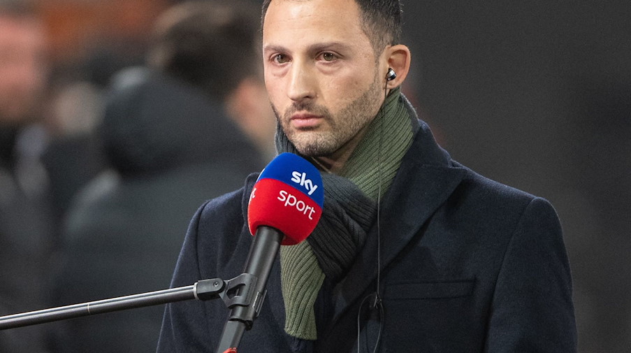 Leipzigs Trainer Domenico Tedesco gibt vor Spielbeginn ein Interview. / Foto: Matthias Balk/dpa/Archivbild