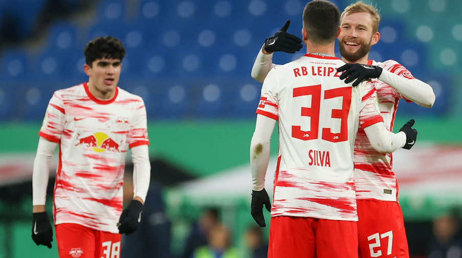 Leipzigs Konrad Laimer (r), Andre Silva und Hugo Novoa (l) freuen sich nach dem 2:0 Sieg. / Foto: Jan Woitas/dpa-Zentralbild/dpa