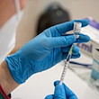 Die Mitarbeiterin eines Impfteams bereitet eine Spritze für die Corona-Impfung vor. / Foto: Sebastian Gollnow/dpa/Symbolbild