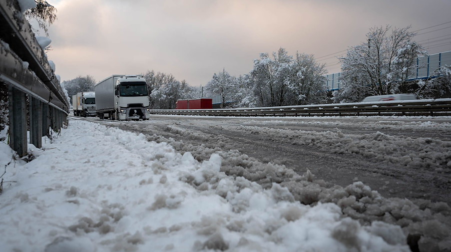 Lastwagen stehen auf einer verschneiten Autobahn. / Foto: Maximilian See/Wiesbaden112.de/dpa/Symbolbild