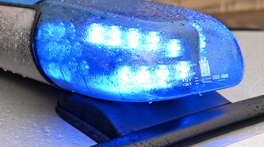 Ein Streifenwagen der Polizei steht mit eingeschaltetem Blaulicht in Kiel. / Foto: Carsten Rehder/dpa/Symbolbild