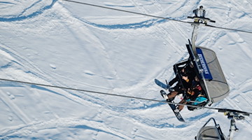 Wintersportler auf einem Lift auf dem Fichtelberg. / Foto: Sebastian Willnow/dpa-Zentralbild/dpa/Archivbild
