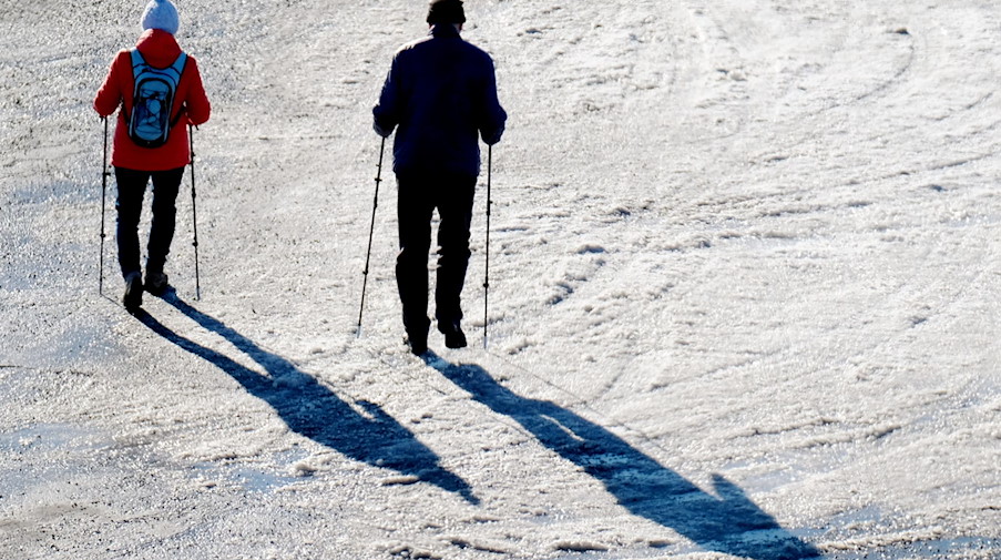 Spaziergänger gehen durch Schnee auf dem Fichtelberg. / Foto: Sebastian Willnow/dpa-Zentralbild/dpa