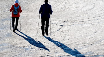 Spaziergänger gehen durch Schnee auf dem Fichtelberg. / Foto: Sebastian Willnow/dpa-Zentralbild/dpa