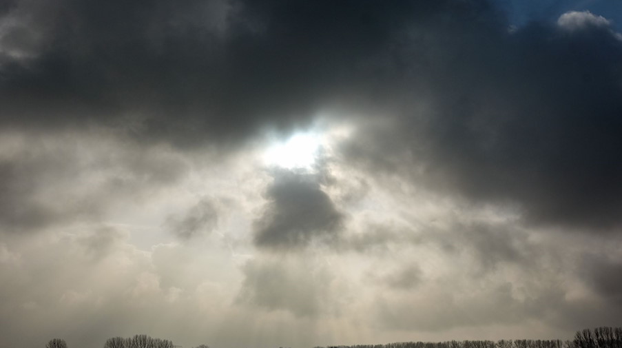 Die Sonne kommt hinter einer Wolkendecke hervor. / Foto: Jens Kalaene/dpa-Zentralbild/ZB/Symbolbild
