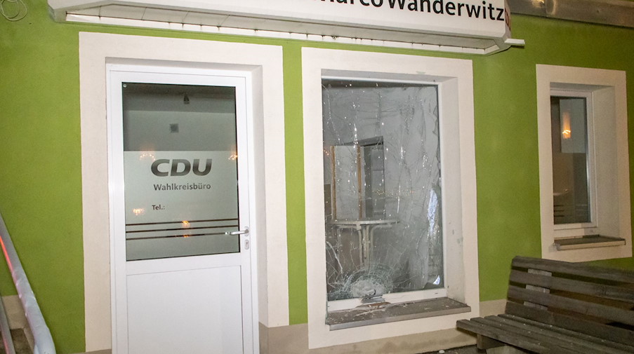 Das Wahlkreisbüro von Marco Wanderwitz ist beschädigt. / Foto: André März/dpa/Archivbild