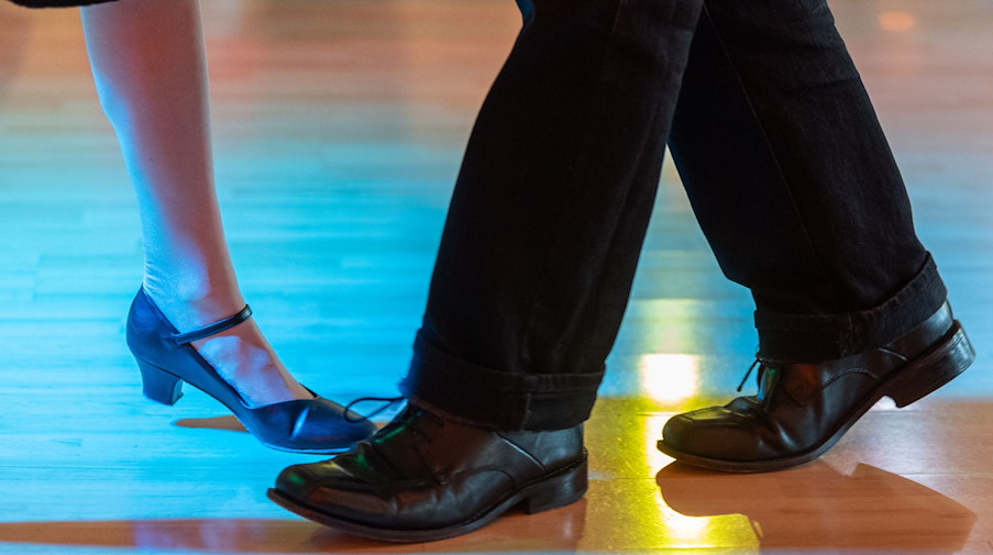 Ein Tanzpaar tanzt. / Foto: Robert Michael/dpa-Zentralbild/ZB/Symbolbild