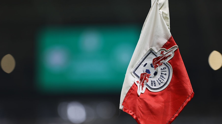 Eine Fahne mit dem Logo vom RB Leipzig ist im Stadion zu sehen. / Foto: Jan Woitas/dpa-Zentralbild/dpa/Archiv