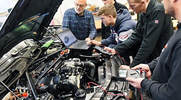 Angehende KFZ-Mechatroniker bereiten eine Fahrzeugdiagnose vor. / Foto: Waltraud Grubitzsch/dpa-Zentralbild/dpa/Symbolbild