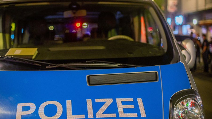 Ein Einsatzfahrzeug der Polizei steht bei einer Kontrolle auf der Straße. / Foto: Fernando Gutierrez-Juarez/dpa/Symbolbild