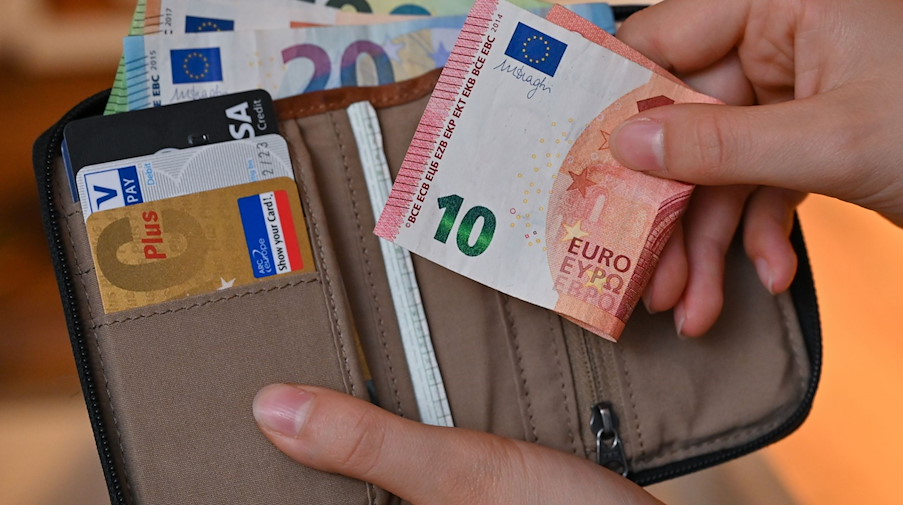 Viele Eurobanknoten stecken in einer Geldbörse. / Foto: Patrick Pleul/dpa-Zentralbild/dpa/Illustration