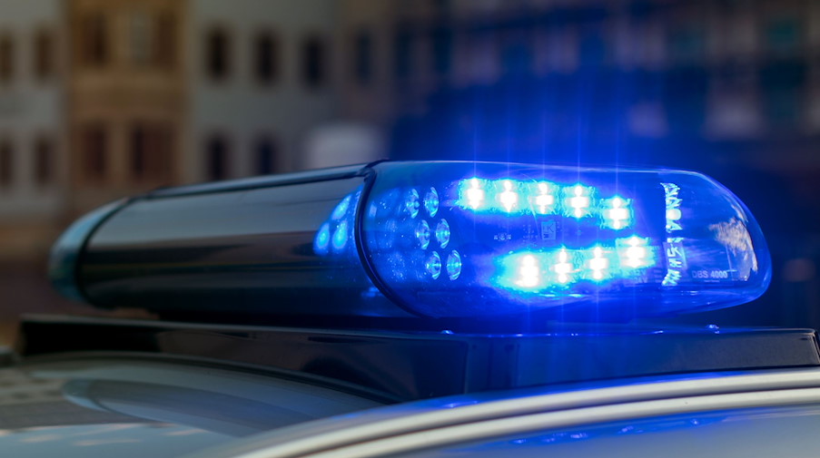 Das Blaulicht auf einem Fahrzeug der Polizei leuchtet in der Dunkelheit. / Foto: Monika Skolimowska/dpa-Zentralbild/dpa