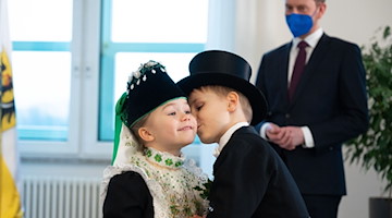 Lotta Mickel und Maximilian Suchy tragen neben Ministerpräsident Michael Kretschmer sorbische Hochzeitstrachten. / Foto: Sebastian Kahnert/dpa-Zentralbild/dpa