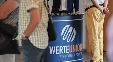Ein Infostand der Werteunion steht auf einem Wahlkampftermin der CDU-Fraktion Hoppegarten. / Foto: Patrick Pleul/dpa-Zentralbild/ZB/Symbolbild
