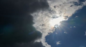Die Sonne kommt hinter Regenwolken hervor. / Foto: Annette Riedl/dpa/Symbolbild