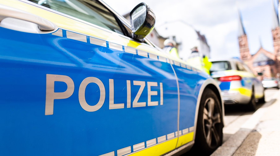 Einsatzfahrzeuge der Polizei stehen am Straßenrand. / Foto: Philipp von Ditfurth/dpa/Symbolbild