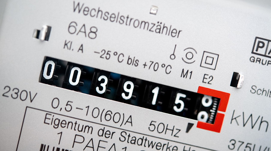Ein Wechselstromzähler zeigt den aktuellen Zählerstand in Kilowattstunden in einem Haushalt an. / Foto: Hauke-Christian Dittrich/dpa/Symbolbild