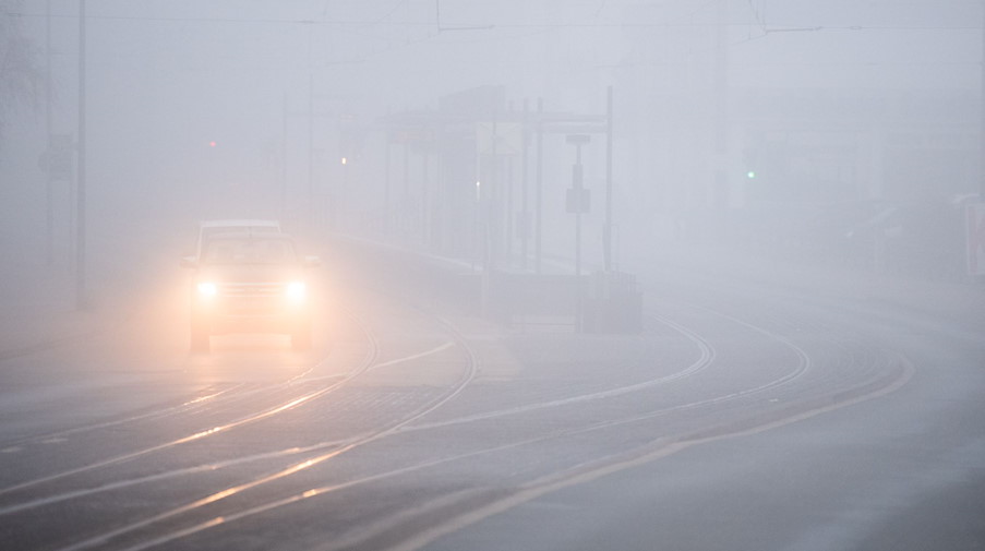 Autos fahren bei dichtem Nebel über eine Straße. / Foto: Julian Stratenschulte/dpa/Symbolbild