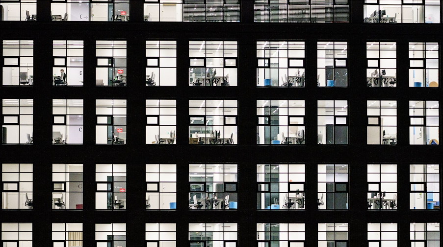 Büros in einem Gebäude sind hell erleuchtet. / Foto: Andreas Arnold/dpa/Symbolbild