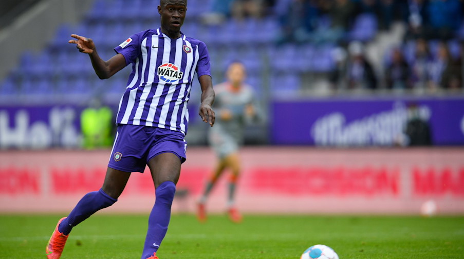 Aues Babacar Gueye spielt den Ball. / Foto: Robert Michael/dpa-Zentralbild/dpa/Archivbild