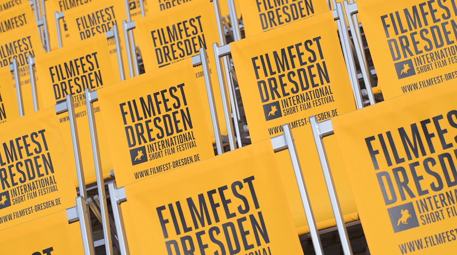 Klappstühle mit der Aufschrift «Filmfest Dresden» stehen auf dem Neumarkt. / Foto: Sebastian Kahnert/dpa-Zentralbild/dpa/Archivbild