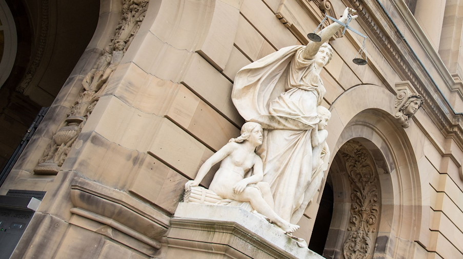 Vor einem Landgericht hält eine Statue der Justitia eine Waagschale. / Foto: Stefan Puchner/dpa/Symbolbild