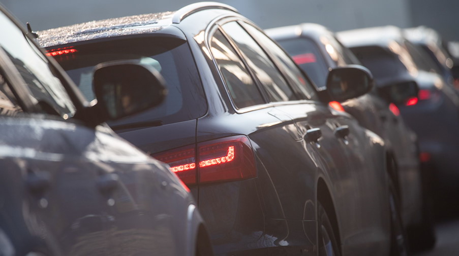 Autos stehen im Stau. / Foto: Sebastian Gollnow/dpa/Symbolbild