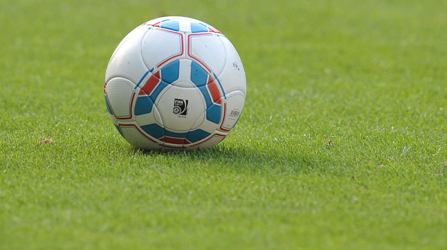 Ein Fußball liegt auf dem Spielfeld. / Foto: picture alliance/dpa/Symbolbild