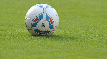 Ein Fußball liegt auf dem Spielfeld. / Foto: picture alliance/dpa/Symbolbild