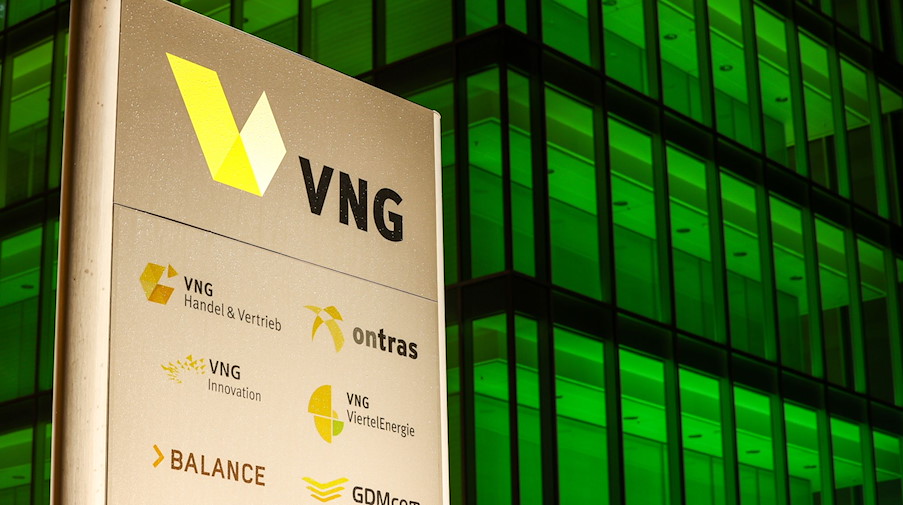 Die grün beleuchtete Zentrale der VNG AG. / Foto: Jan Woitas/dpa-Zentralbild/ZB/Archivbild