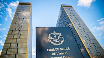 «Cour de Justice de l'union Européene» steht vor den Bürotürmen des EuGH. / Foto: Arne Immanuel Bänsch/dpa/Symbolbild