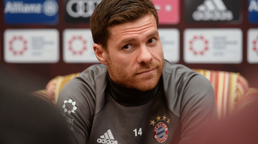 Xabi Alonso während einer Pressekonferenz. / Foto: picture alliance/Andreas Gebert/dpa/Archivbild