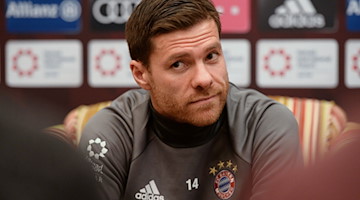 Xabi Alonso während einer Pressekonferenz. / Foto: picture alliance/Andreas Gebert/dpa/Archivbild