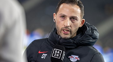 Trainer Domenico Tedesco von RB Leipzig spricht im Interview vor Spielbeginn. / Foto: Andreas Gora/dpa
