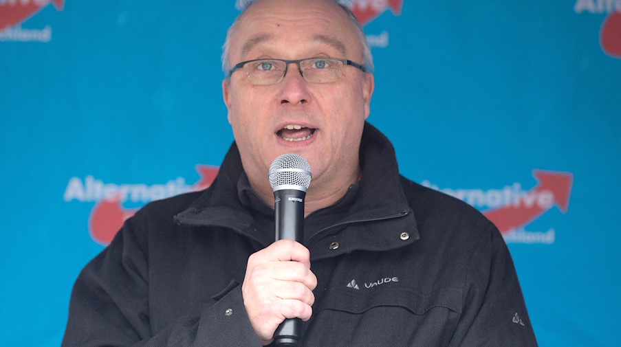 Der AfD-Bundestagsabgeordnete Jens Maier spricht auf einer Kundgebung der sächsischen AfD auf dem Theaterplatz. / Foto: Sebastian Kahnert/dpa/Bildarchiv