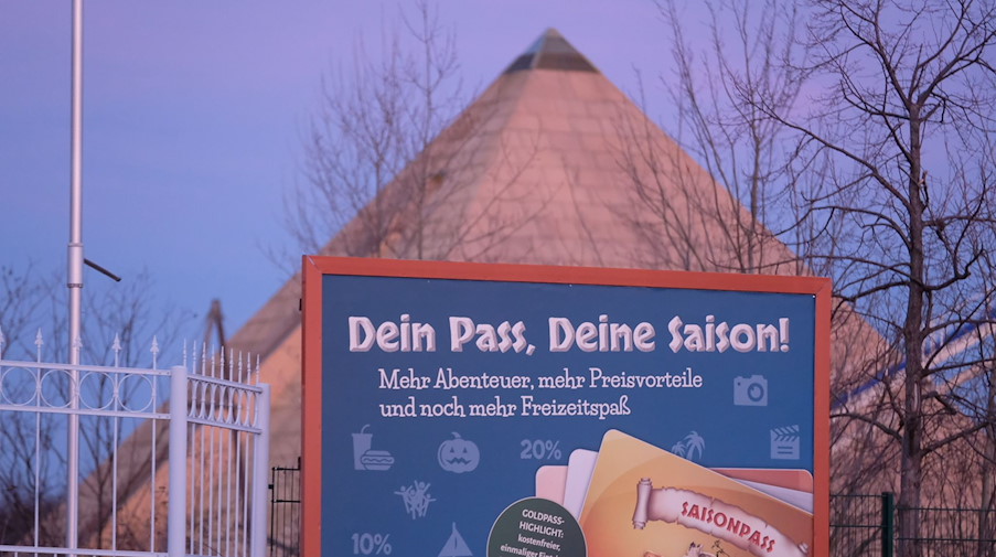 Eine Werbetafel am Belantis-Vergnügungspark. / Foto: Sebastian Willnow/dpa-Zentralbild/dpa