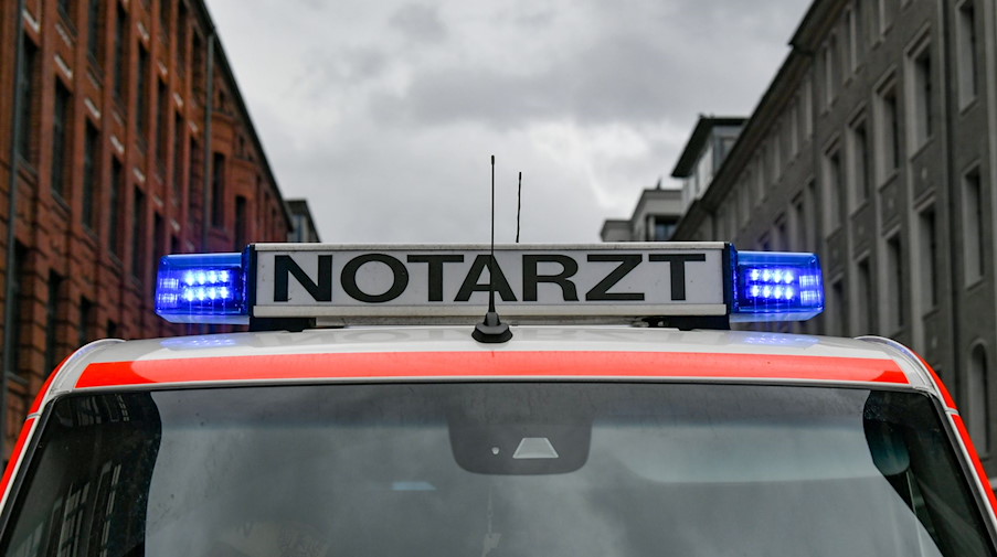 Ein Notarztwagen steht mit eingeschaltetem Blaulicht auf der Straße. / Foto: Jens Kalaene/zb/dpa/Symbolbild