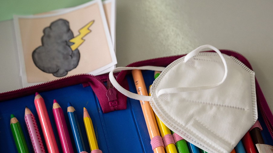 Eine Maske liegt während des Unterrichts auf einem Federmäppchen. / Foto: Sebastian Gollnow/dpa/Symbolbild